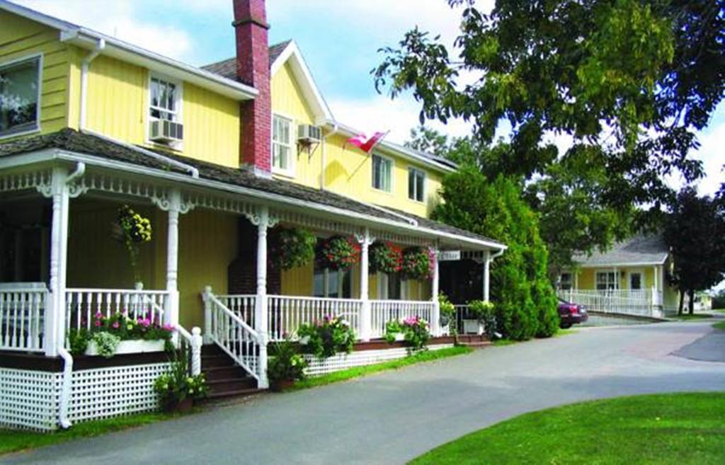 Shining Waters Country Inn Кавендиш Экстерьер фото